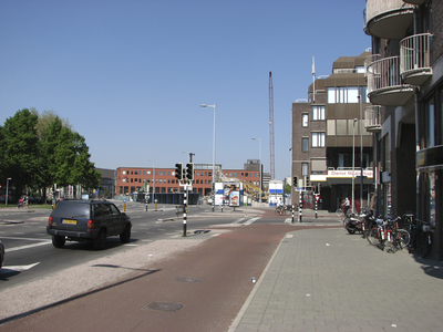 905598 Gezicht over de Oudenoord te Utrecht, waar op de achtergrond het voormalige kantoorgebouw van de Zwolsche ...